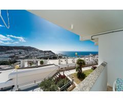 Luminoso estudio con vistas al mar y sol de mañana