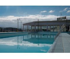 Disfruta de la privacidad y vista al mar en este apartamento en el Complejo Malibu