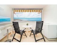 Disfruta del clima perfecto en este estudio con vistas al mar