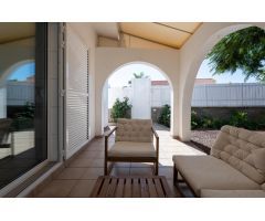 Gran bungalow en esquina cerca del campo de golf