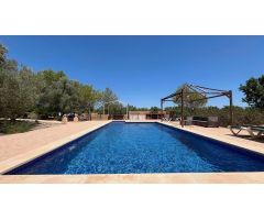 Finca rústica con piscina privada en Llucmajor: Lujo y naturaleza en armonía