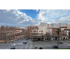 Piso reformado con terraza y vistas despejadas en Avenidas, Palma