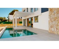 Exclusivo chalet con piscina y vistas al mar en Son Verí Nou: lujo y confort junto al mar