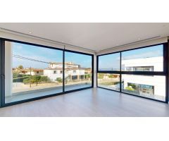 Exclusivo chalet con piscina y vistas al mar en Son Verí Nou: lujo y confort junto al mar