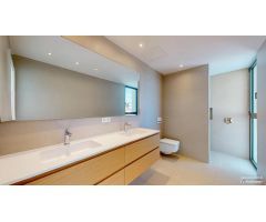 Exclusivo chalet con piscina y vistas al mar en Son Verí Nou: lujo y confort junto al mar