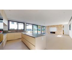 Exclusivo chalet con piscina y vistas al mar en Son Verí Nou: lujo y confort junto al mar