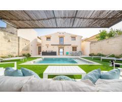 Casa con piscina en primera línea de mar en Cala Gamba