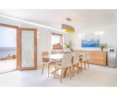 Casa con piscina en primera línea de mar en Cala Gamba