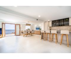 Casa con piscina en primera línea de mar en Cala Gamba