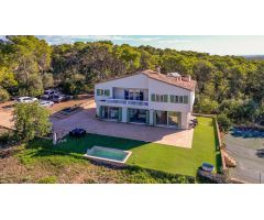Finca rústica de cuatro habitaciones con piscina en Portol