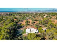 Finca rústica de cuatro habitaciones con piscina en Portol