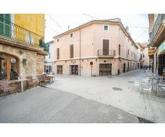 Edificio de tres alturas y patio en Alaró
