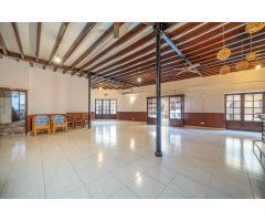 Edificio de tres alturas y patio en Alaró