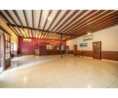 Edificio de tres alturas y patio en Alaró