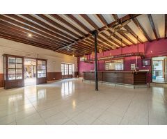 Edificio de tres alturas y patio en Alaró
