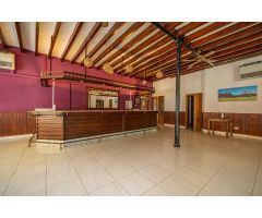 Edificio de tres alturas y patio en Alaró