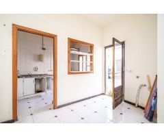 Edificio de tres alturas y patio en Alaró