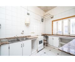 Edificio de tres alturas y patio en Alaró