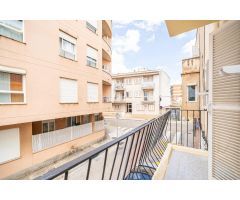 Piso de cuatro habitaciones con balcón en Son Cladera