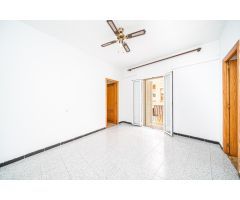 Piso de cuatro habitaciones con balcón en Son Cladera