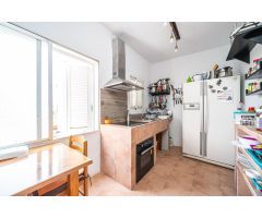 Piso de cuatro habitaciones con balcón en Son Cladera