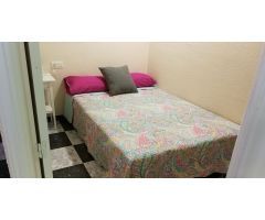Apartamento de un dormitorio en urbanización con piscina, con agua y luz incluida en el precio.