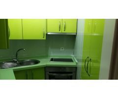Apartamento de un dormitorio en urbanización con piscina, con agua y luz incluida en el precio.