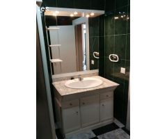 Apartamento de un dormitorio en urbanización con piscina, con agua y luz incluida en el precio.