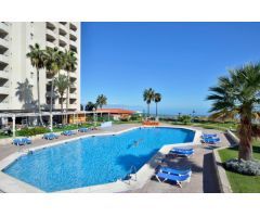 Apartamento en PRIMERA LÍNEA DE PLAYA,con vistas al mar,grandes jardines y piscinas, en la Carihuela