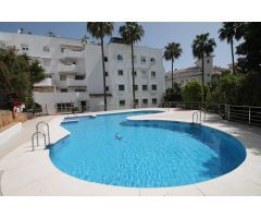 Apartamento con enorme terraza, en urbanización con piscina y garaje,en la Carihuela