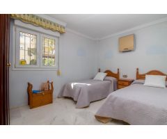 Apartamento con enorme terraza, en urbanización con piscina y garaje,en la Carihuela