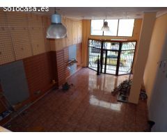 Local comercial con amplio altillo. Si desea visitarlo no dude en ponerse en contacto con nosotros.