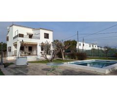 Espectacular villa de 4 dormitorios con piscina a tan solo 5 minutos de la playa