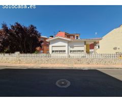 SE VENDE CASA DE  PLANTA BAJA, COCINA, SALÓN, 3 HAB., BAÑO, PARCELA 477 M2, COCHERA CERRADA.