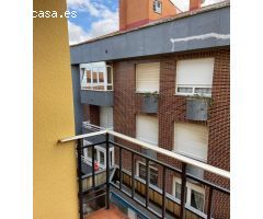 SE VENDE APARTAMENTO EN EL CENTRO DE VALENCIA DE DON JUAN, COCINA, SALÓN, 2 HAB., BAÑO, ASCENSOR.