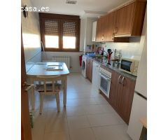 SE VENDE AMPLIO PISO EN VALENCIA DE DON JUAN, COCINA, SALÓN, 2 HAB., 2 BAÑOS, TRASTERO Y GARAJE.