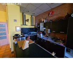 SE VENDE LOCAL  EN EL CENTRO, ACONDICIONADO COMO MERENDERO, AMPLIO COMEDOR, 2 BAÑOS. EQUIPADO.
