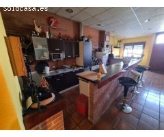 SE VENDE LOCAL  EN EL CENTRO, ACONDICIONADO COMO MERENDERO, AMPLIO COMEDOR, 2 BAÑOS. EQUIPADO.