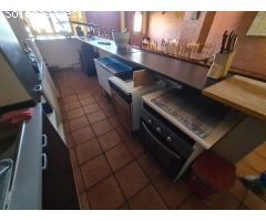 SE VENDE LOCAL  EN EL CENTRO, ACONDICIONADO COMO MERENDERO, AMPLIO COMEDOR, 2 BAÑOS. EQUIPADO.