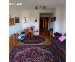 Se vende piso en el centro, amueblado, cocina, salón, 3 hab., baño, cochera, ascensor.