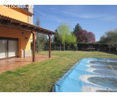 SE VENDE CHALET REFORMADO EN URB. VALJUNCO CON PISCINA PARTICULAR.