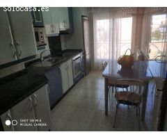 SE VENDE PISO CON EXCELENTES VISTAS AMUEBLADO Y EQUIPADO. 3 HAB., SALÓN, COCINA Y BAÑO.