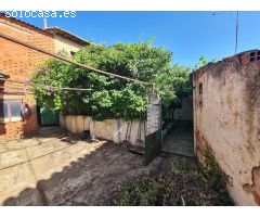 SE VENDE CASA EN VALENCIA DE DON JUAN, 2 PLANTAS, COCHERA, MERENDERO, MUCHAS POSIBILIDADES