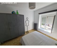 SE VENDE CASA EN EL CENTRO . 2 PLANTAS, 4 HAB., SALÓN, COCINA, GALERÍA, BAÑO.  AMPLIO PATIO