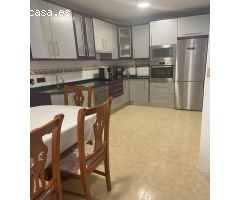 SE VENDE AMPLIO PISO SEMINUEVO, COCINA AMUEBLADA, SALÓN, 3 HAB., 2 BAÑOS, ASCENSOR, TRASTERO, GARAJE