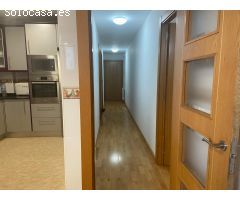 SE VENDE AMPLIO PISO SEMINUEVO, COCINA AMUEBLADA, SALÓN, 3 HAB., 2 BAÑOS, ASCENSOR, TRASTERO, GARAJE