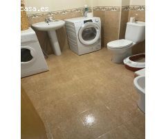 SE VENDE AMPLIO PISO SEMINUEVO, COCINA AMUEBLADA, SALÓN, 3 HAB., 2 BAÑOS, ASCENSOR, TRASTERO, GARAJE