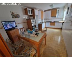 SE VENDE APARTAMENTO AMUEBLADO Y EQUIIPADO, COCINA, SALÓN, 2 HAB., 2 BAÑOS, ASCENSOR, TRASTERO Y P.G