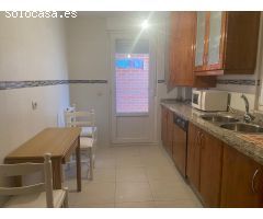 SE VENDE PISO SEMINUEVO, COCINA AMUEBLADA, TERRAZA, 3 HAB., BAÑO, DESPENSA, ASCENSOR, TRASTERO Y PG.