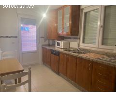 SE VENDE PISO SEMINUEVO, COCINA AMUEBLADA, TERRAZA, 3 HAB., BAÑO, DESPENSA, ASCENSOR, TRASTERO Y PG.